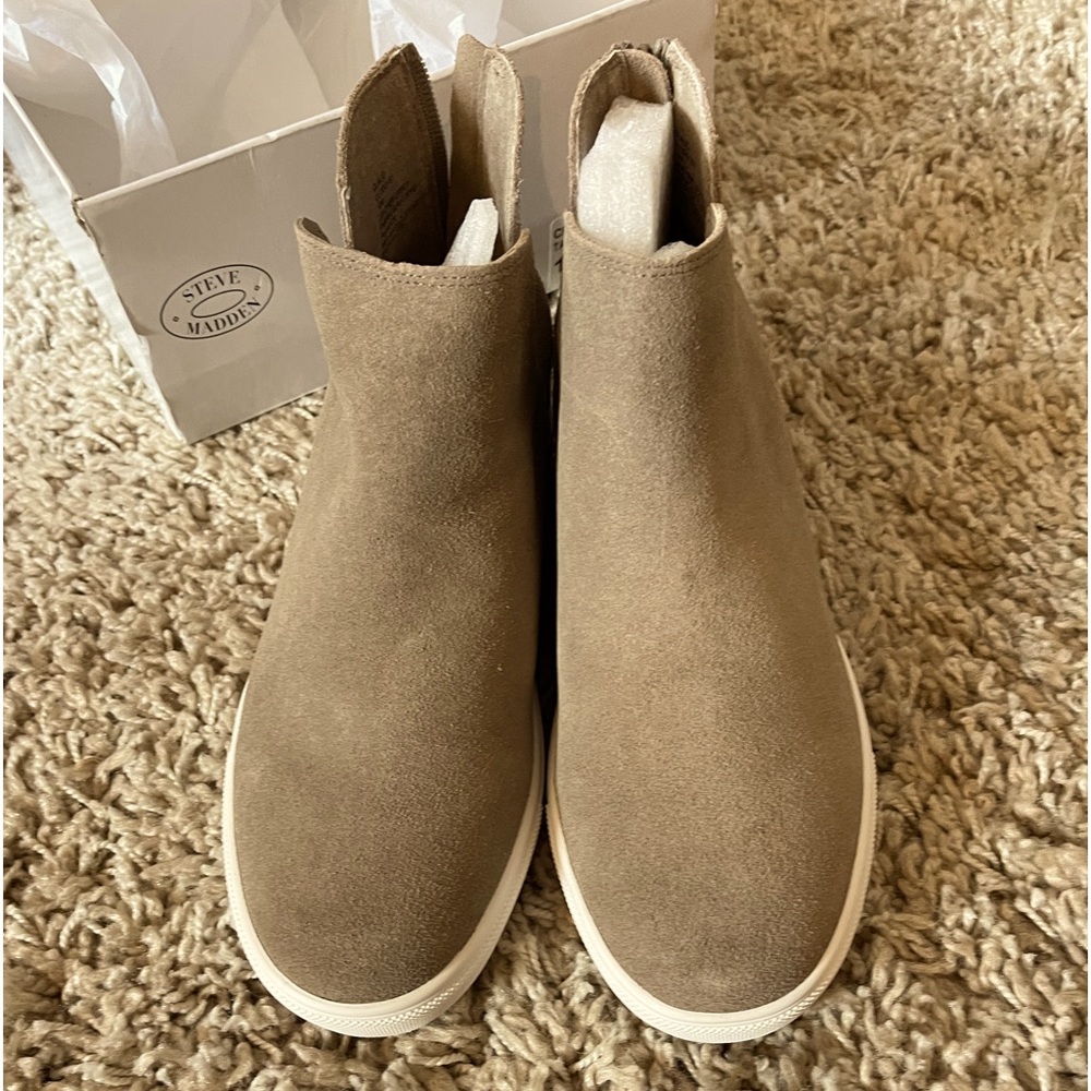 NWT Steve Madden Women's Wedge Sneaker Size 10 Taupe
Brand new with tag